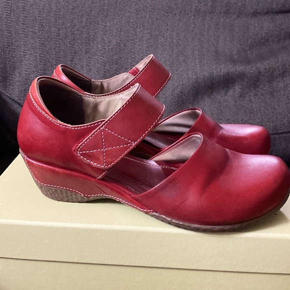 6.5-7 Red L’artiste Mary Jane style shoe. Good used condition - Picture 3 of 13